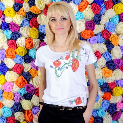 Embroidered t-shirt "Patent Poppy on White"